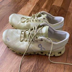 On cloud running shoes womens size 8